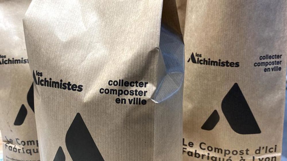 Implantés dans plusieurs villes de France, Les Alchimistes proposent des collectes sur mesure des déchets alimentaires, production de compost à la clé.  © B. Guicheteau